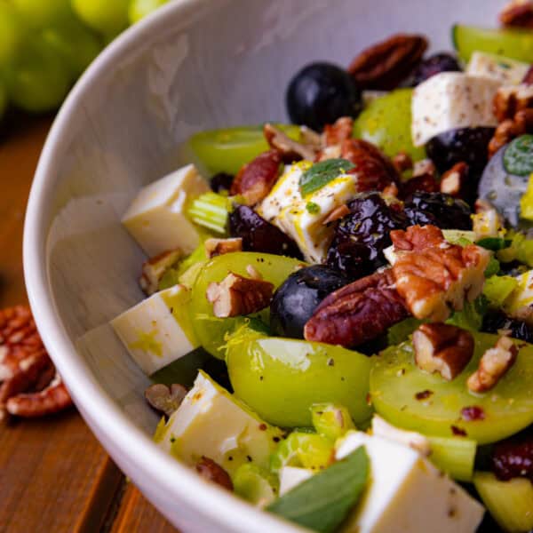 Fruchtige Frische mit Knack: Trauben-Sellerie-Salat mit Cranberrys & Basilikum