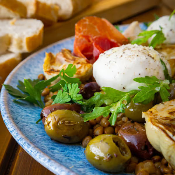 Wie ein Urlaubstag in Italien: Mediterraner Linsensalat mit Burrata & Artischocken