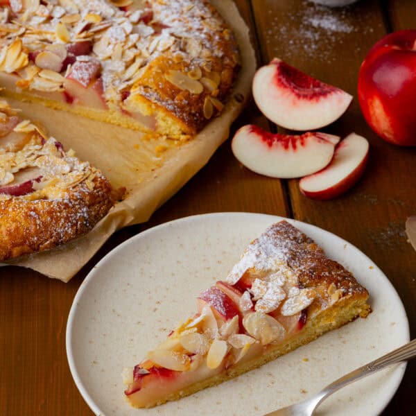 Rustikaler Spätsommer-Traum: Knusprige Nektarinen-Galette mit Mandeln