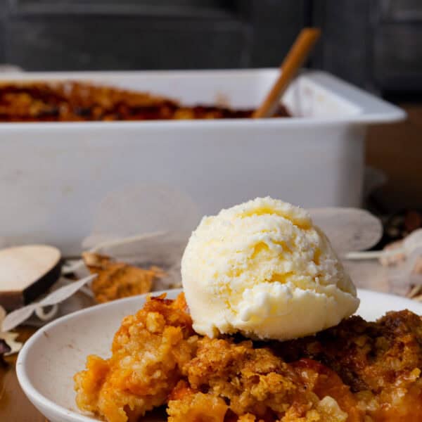 Gemütlicher Spätsommer aus dem Ofen: Knuspriger Aprikosen-Crumble mit Haferflocken-Streuseln