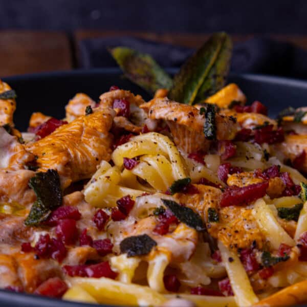Herbst-Soulfood de luxe: Cremige Pfifferling-Spaghetti mit knusprigem Speck & Salbei