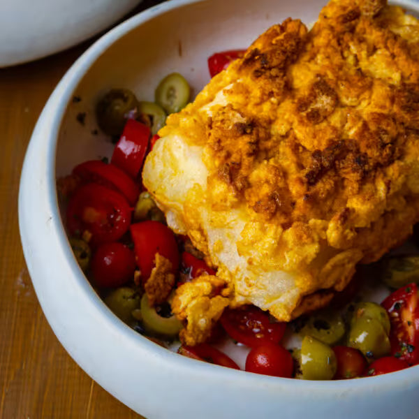Knuspriger Feierabend-Traum: Feta in Cornflakes-Panade mit fruchtigem Tomaten-Oliven-Salat