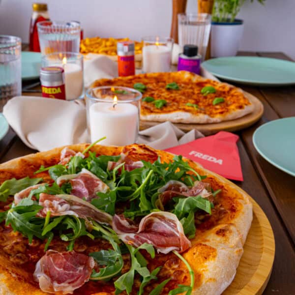 Italienischer Pizza-Traum: Knusprige Pizza mit frischem Rucola & luftgetrocknetem Schinken
