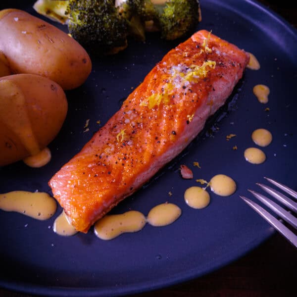 30-Minuten-Festmahl: Lachs mit Brokkoli, Kartoffeln & Turbo-Hollandaise