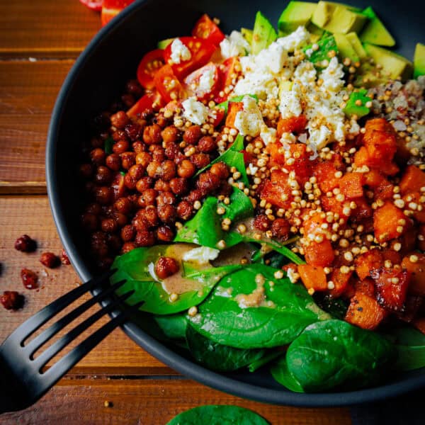 Volle Power für deine Woche: Quinoa Bowl mit Süßkartoffel & Avocado
