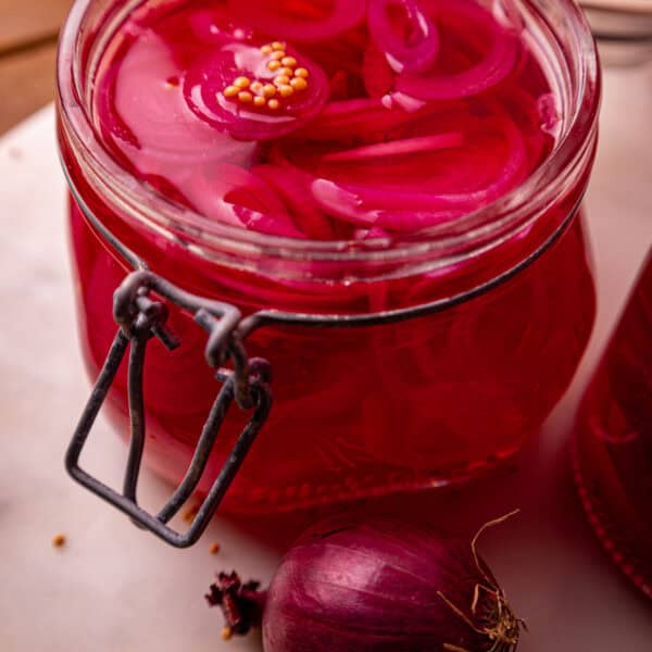 Das perfekte Topping: Schnelle eingelegte rote Zwiebeln (Pickled Red Onions)