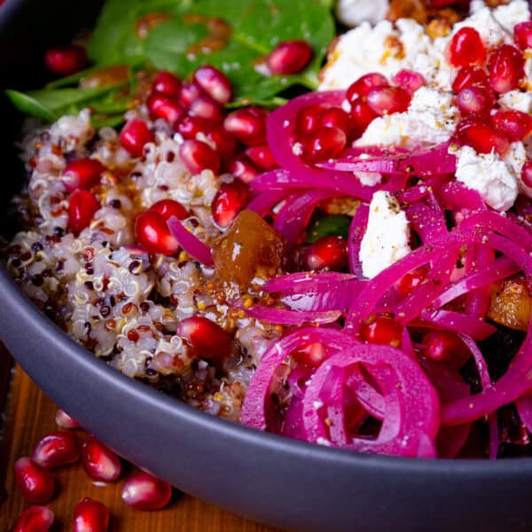Winterliche Wohlfühl-Bowl: Quinoa-Bowl mit Knollenliebe-Ofengemüse