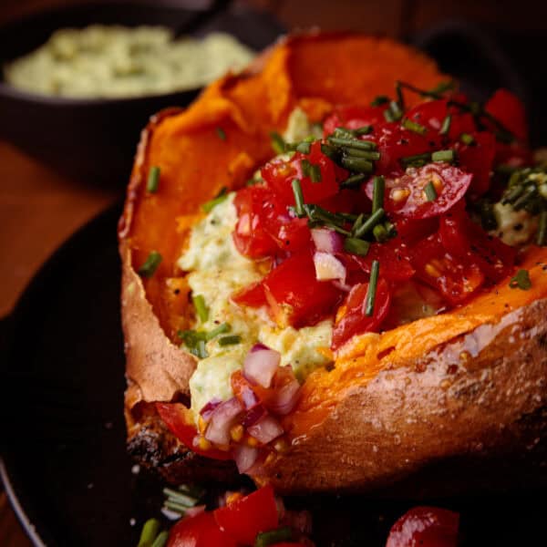Sommer auf dem Teller: Ofen-Süßkartoffeln mit spritziger Avocadocreme & Tomatensalsa