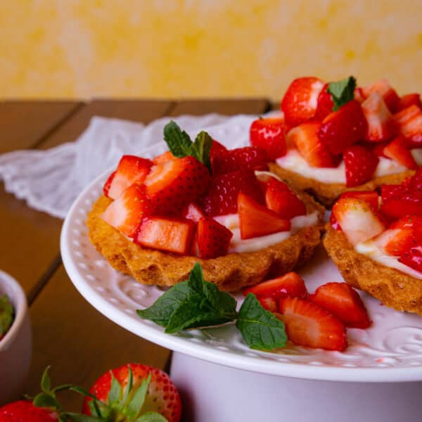 Sommerglück im Mini-Format: Erdbeer-Tartelettes mit Vanillepudding