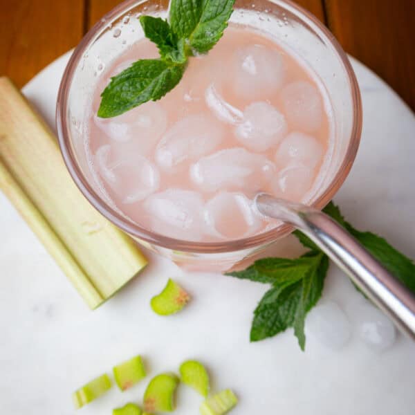 Frühlingserfrischung pur: Selbstgemachter Rhabarber-Sirup mit Erdbeere & Vanille