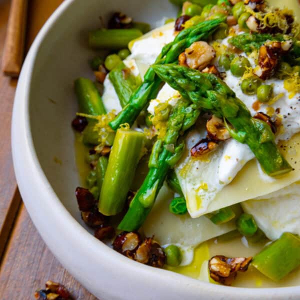 Frühlingserwachen auf dem Teller: Pasta mit grünem Spargel & cremiger Burrata