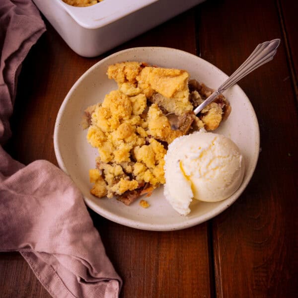 Ofenwarmes Frühlingsglück: Rhabarber-Crumble mit dicken Butterstreuseln