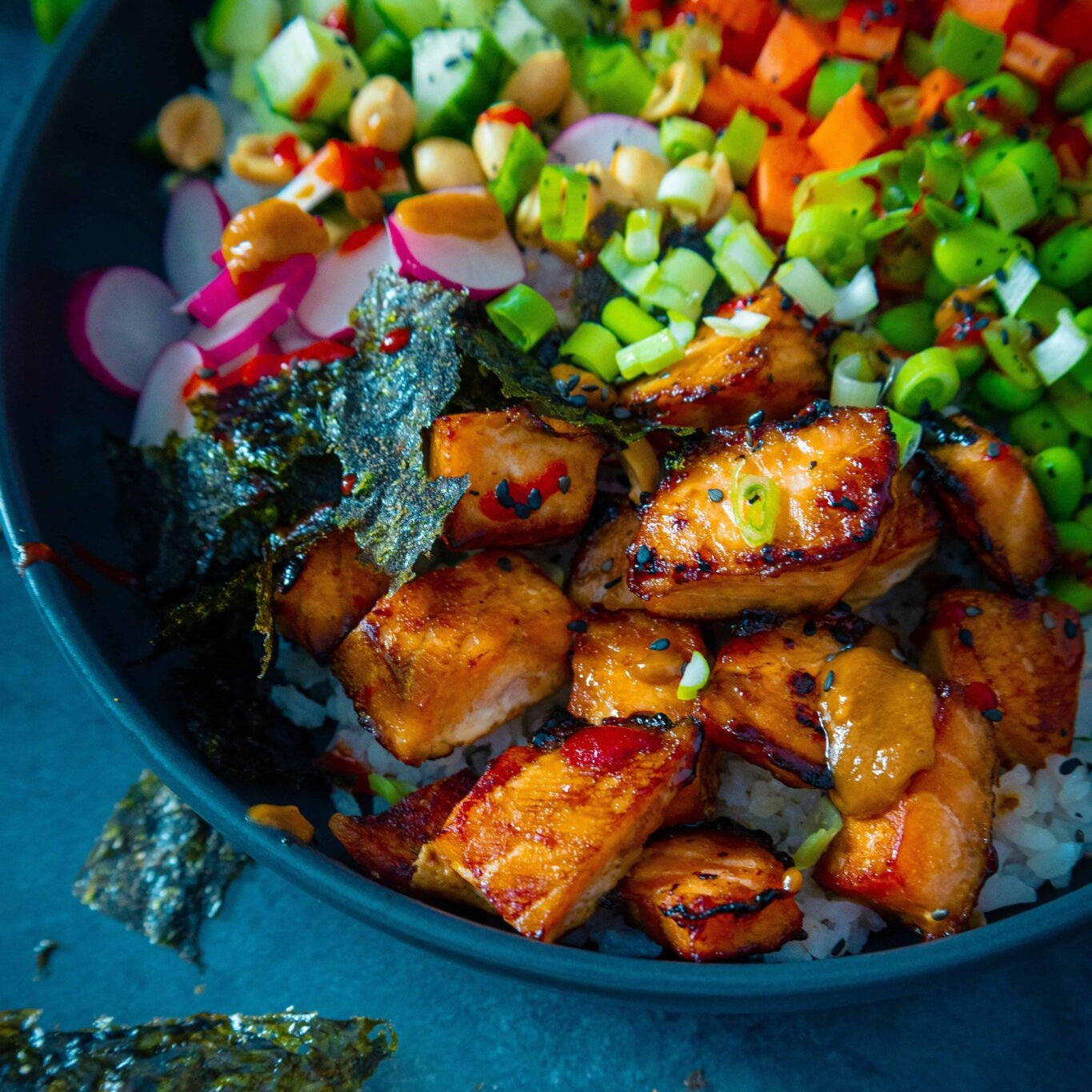 Leckere asiatische Bowl mit Lachs
