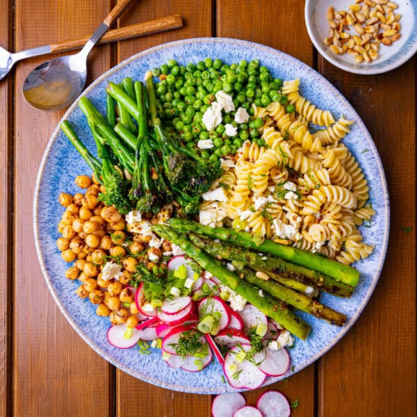 Der ultimative Grill-Star: Sommerlicher Nudelsalat mit grünem Spargel, Erbsen & Feta