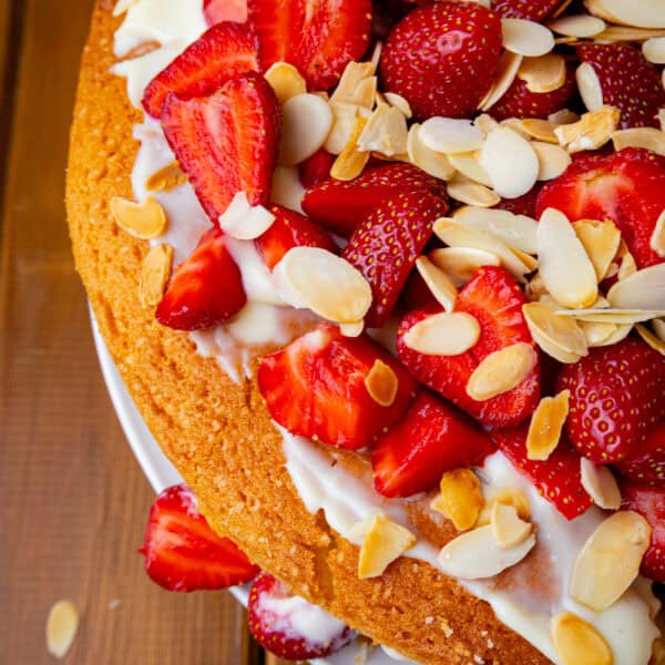 Der Star des Sommers: Erdbeertorte mit samtiger Vanillecreme & Mandelboden