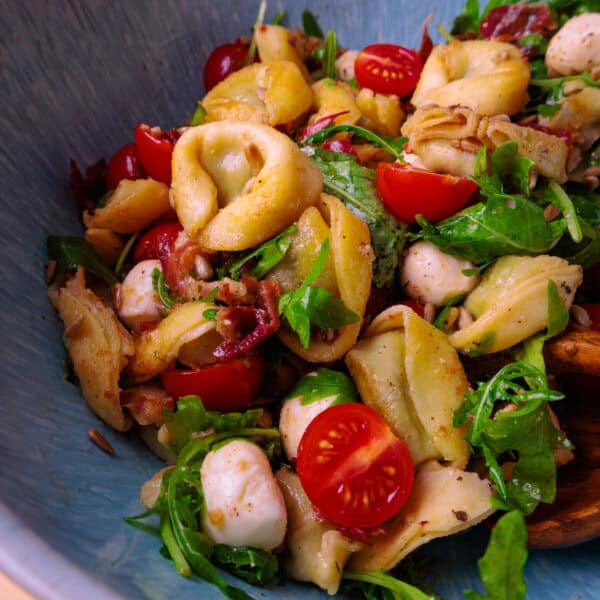 Der Grillparty-Ausraster: Knuspriger Tortellinisalat mit Serrano & Rucola