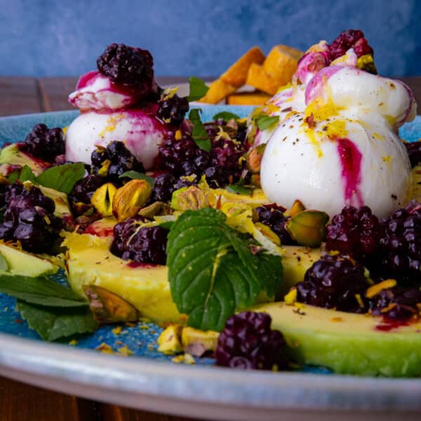 Sommerlicher Gaumenschmacks-Traum: Burrata mit warmen Brombeeren & Avocado