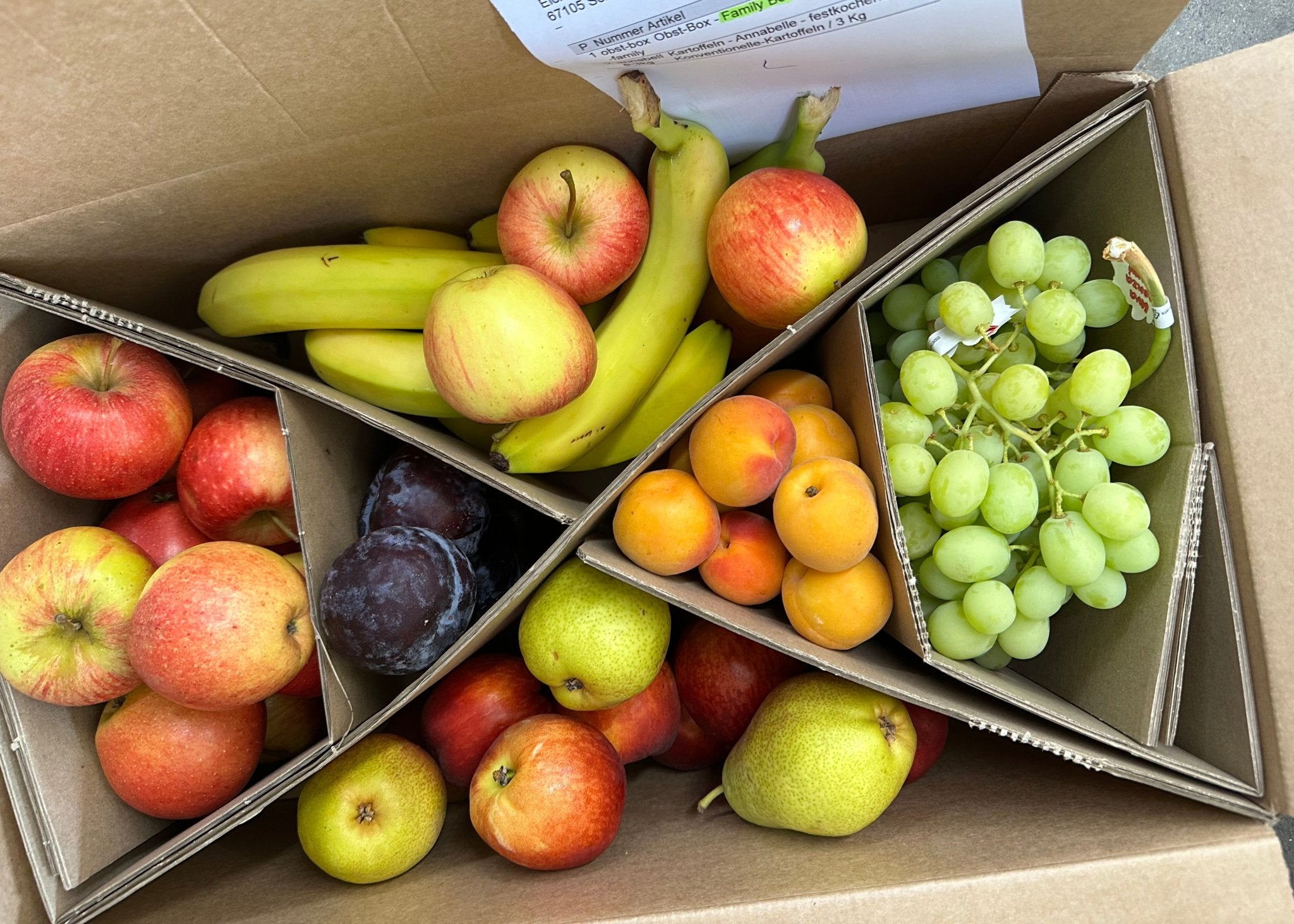 Leckeres und gesundes Obst in der Knollenliebe Box wird zum Versand vorbereitet.