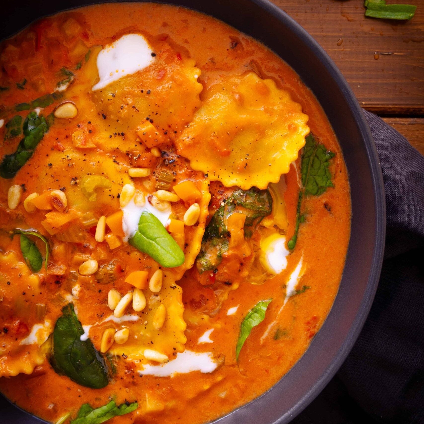 Löffel für Löffel pures Glück: Cremige Tortellini-Suppe mit Wurzelgemüse & Spinat