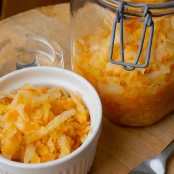 Fruchtiger Frische-Crunch im Glas: Fermentierter Spitzkohl mit Apfel & Karotte