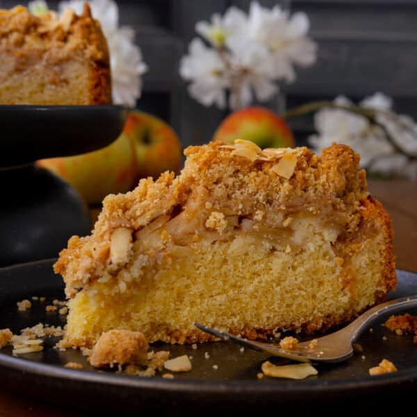 Herbst-Klassiker zum Verlieben: Saftiger Apfelkuchen mit extra vielen Butterstreuseln