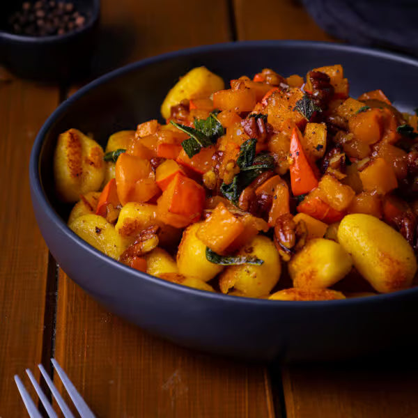 Herbst-Soulfood pur: Gnocchi in cremiger Kürbissoße mit Salbei, Pekannüssen & Hot Honey