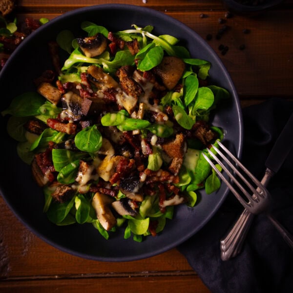 Herzhafter Herbstgenuss: Feldsalat mit warmem Kartoffeldressing, Pilzen & Speck