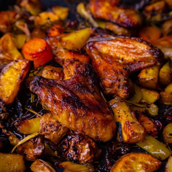 Feierabend-Soulfood vom Blech: Knusprige Hähnchenflügel mit buntem Röstgemüse & Fenchel