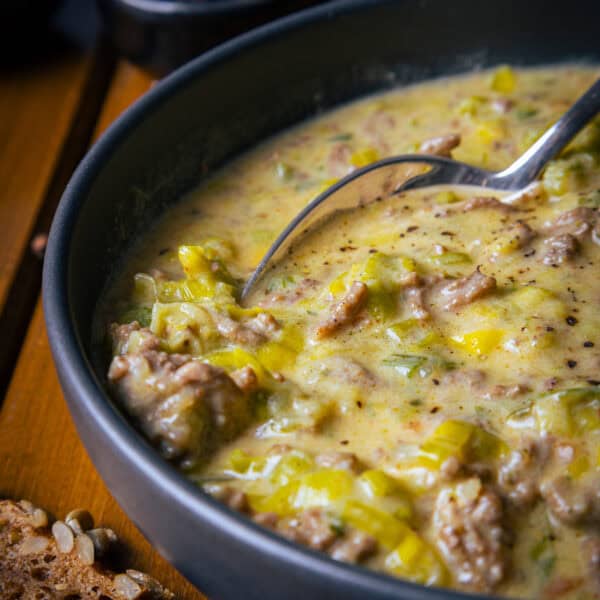 Cremige Hackfleisch-Käse-Lauch-Suppe