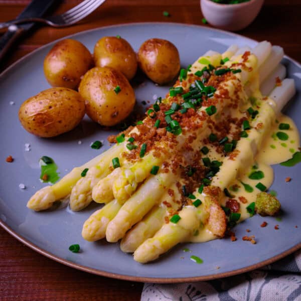 Spargel-Glück pur: Weißer Spargel mit Hollandaise & knusprigem Panko-Crunch