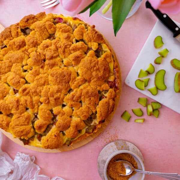 Frühlingsgefühle aus dem Ofen: Rhabarber-Tarte mit Vanillepudding & Streuseln