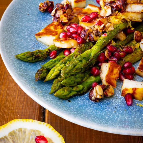 Frühlings-Quickie aus der Pfanne: Grüner Spargel mit knusprigem Halloumi & Haselnuss-Crunch