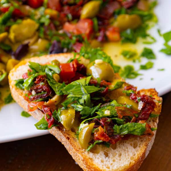 Urlaubsfeeling auf dem Teller: Mediterraner Tomaten-Oliven-Mix für warmes Baguette