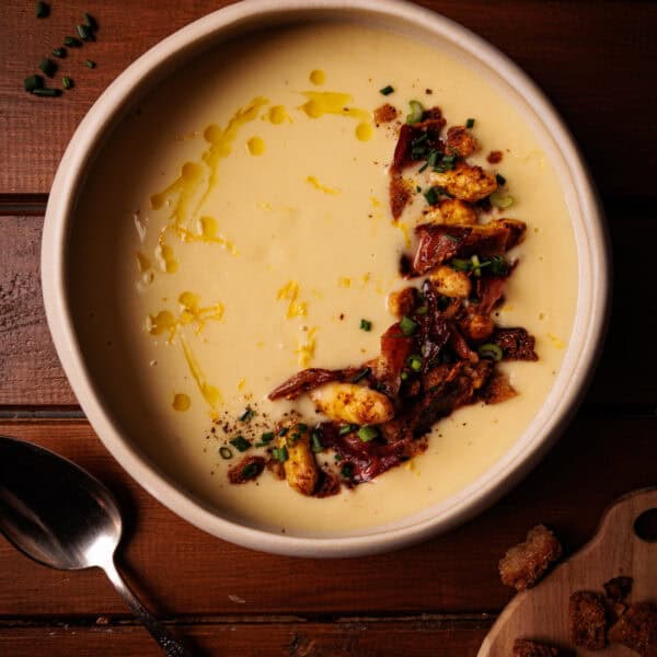 Frühlings-Comfort-Food pur: Cremige Spargelcremesuppe mit crispy Prosciutto