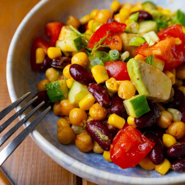 Kunterbunter Sommerhit: Schneller Sommersalat mit Avocado, Bohnen & Mais