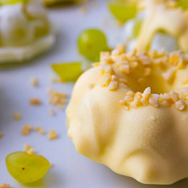 Pralinen-Glück aus dem Eisfach: Frozen Trauben-Joghurt-Bites mit weißer Schokolade und Mandel-Crunch