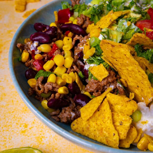 Fiesta in der Schüssel: Schnelle Tex-Mex Bowl mit Hackfleisch, Avocado & Nacho-Crunch