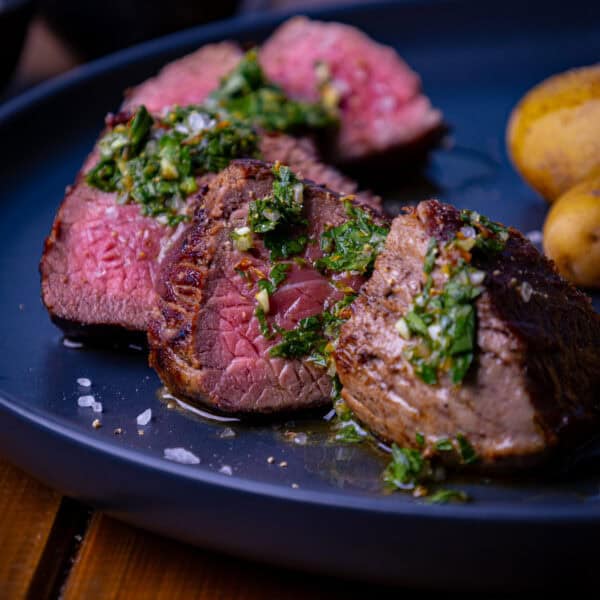 Südamerikanische Passion: Saftiges Steak mit Chimichurri & Salzkartoffeln