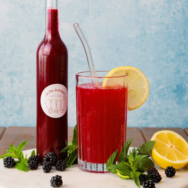Violettes Sommerglück: Selbstgemachter Brombeersirup für die perfekte Limonade