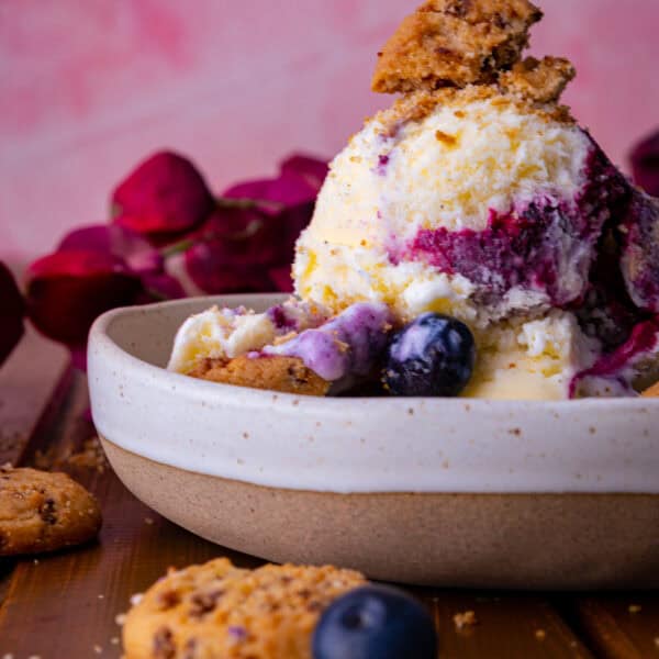 Wie aus der Eisdiele: Cremiges Vanilleeis mit Heidelbeer-Swirl & Cookie-Crunch