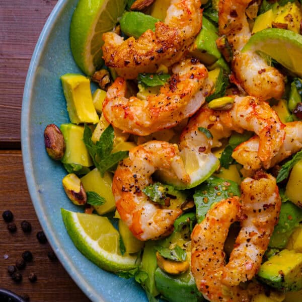 Urlaubs-Feeling auf dem Teller: Mango-Avocado-Salat mit würzigen Garnelen