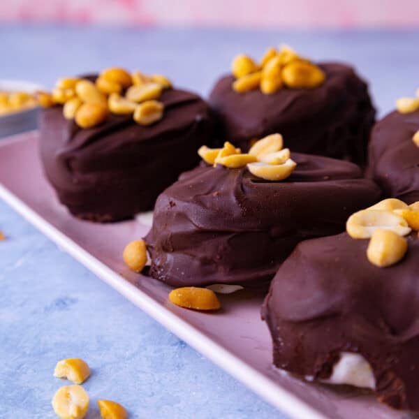 Eiskalte Riegel-Liebe: Selbstgemachtes Snickers-Eis ohne Eismaschine