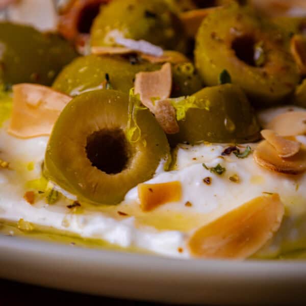 Mediterraner Traum in 15 Minuten: Whipped Feta mit warmen Oliven & Honig