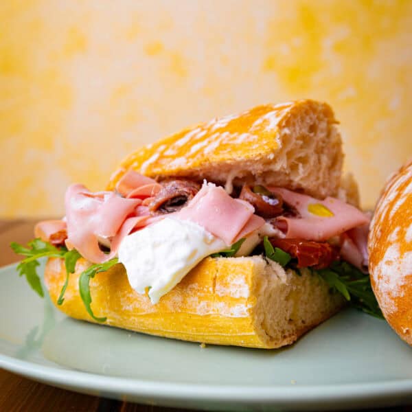 La Dolce Vita für zu Hause: Italienisches Ciabatta mit Mortadella & Burrata