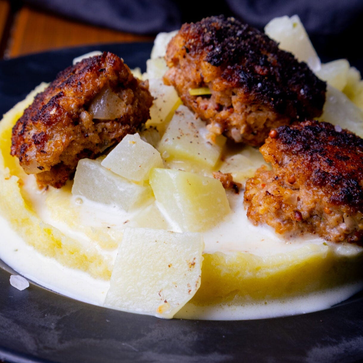 Saftige Frikadellen mit Kartoffelpüree und cremigem Kohlrabigemüse