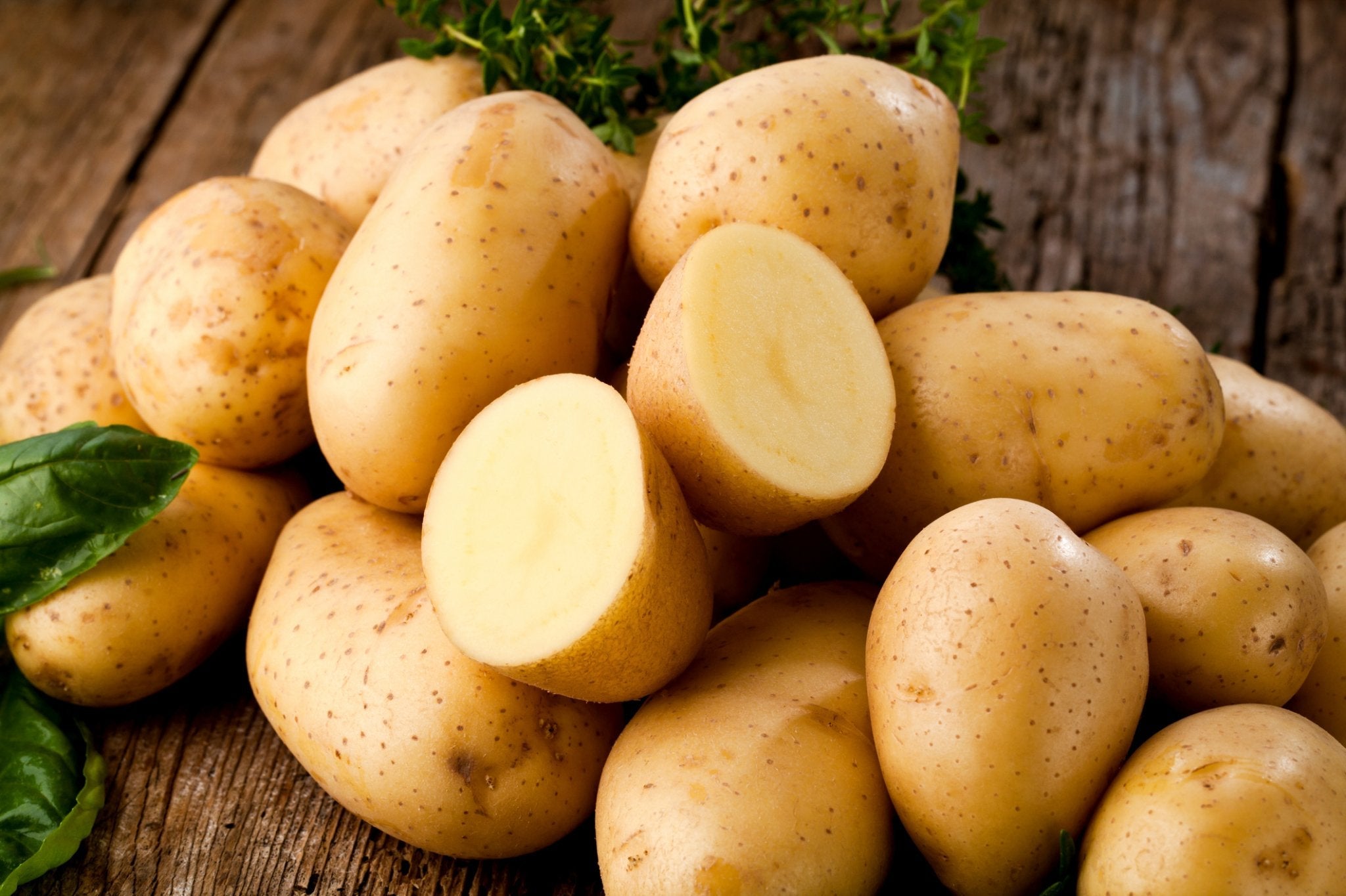 Frisch geernete und goldgelbe Kartoffeln zum Verzehren und Kochen in der Küche.